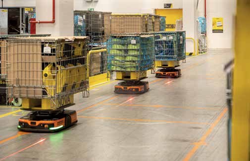Flotta AMR in movimento lungo il corridoio