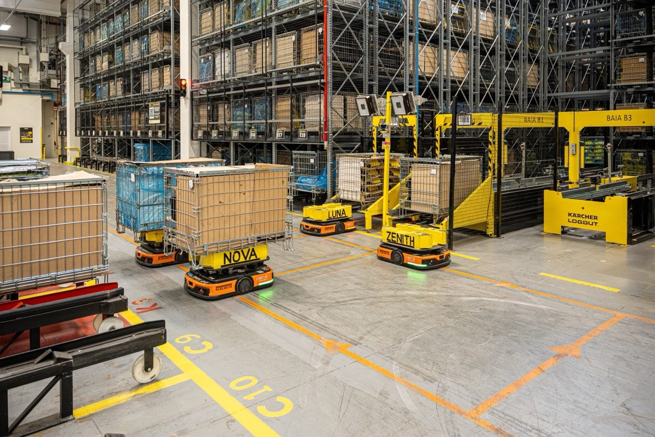 Flotta AMR Robomove in movimento nel magazzino CEM